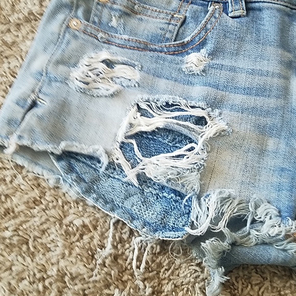 AEO Destroyed Light Wash jean shorts - Picture 3 of 8
